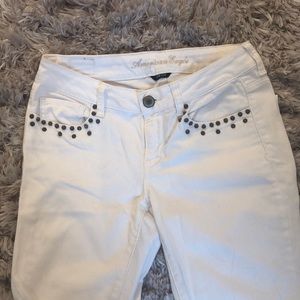 White American Eagle skinny jeans